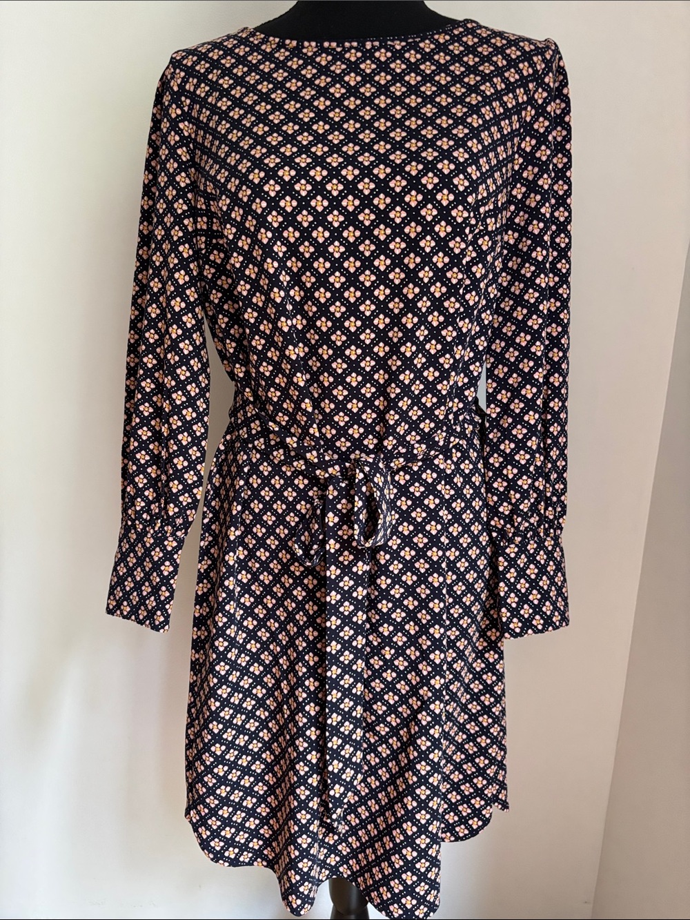 PERFECT ANN TAYLOR LOFT long sleeve dress flower design shaping darts MP